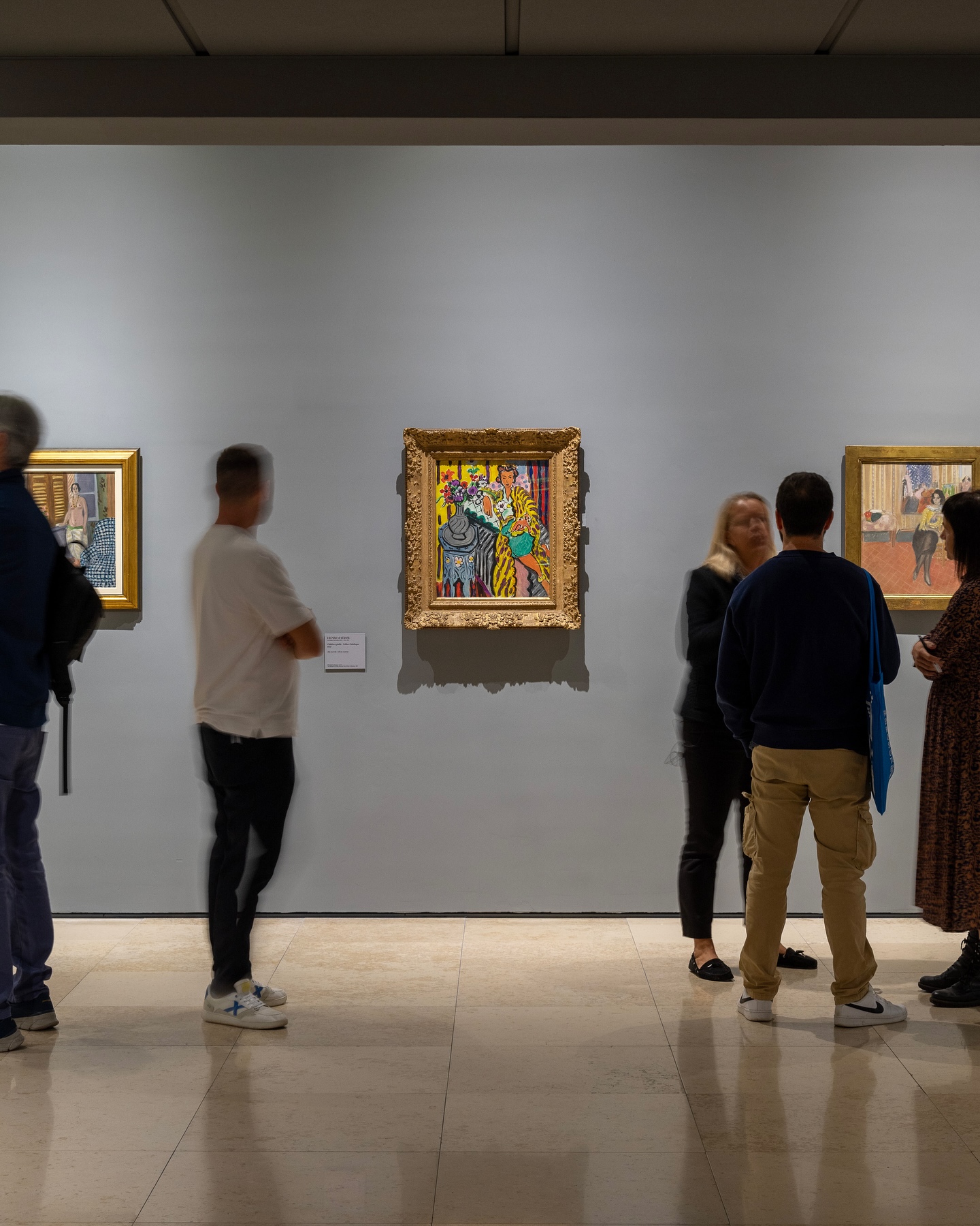 Persone che visitano una mostra d'arte