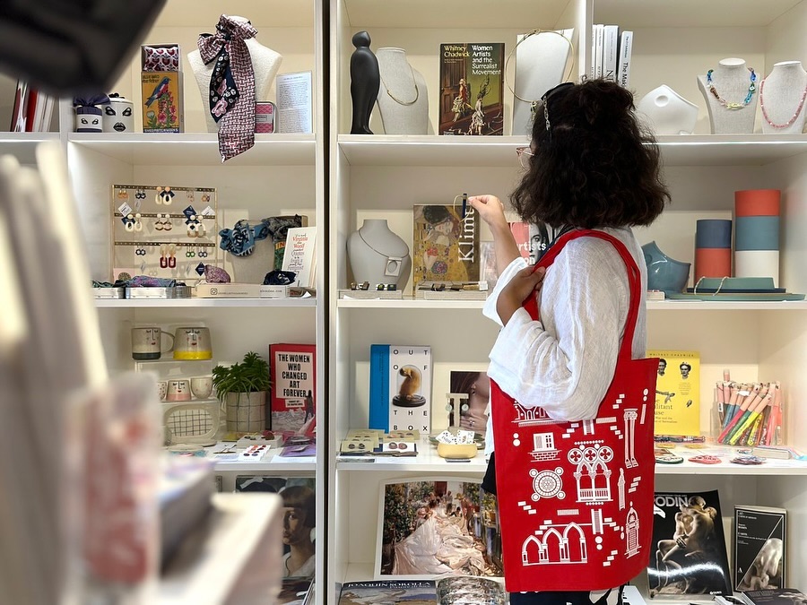 una persona al museum shop