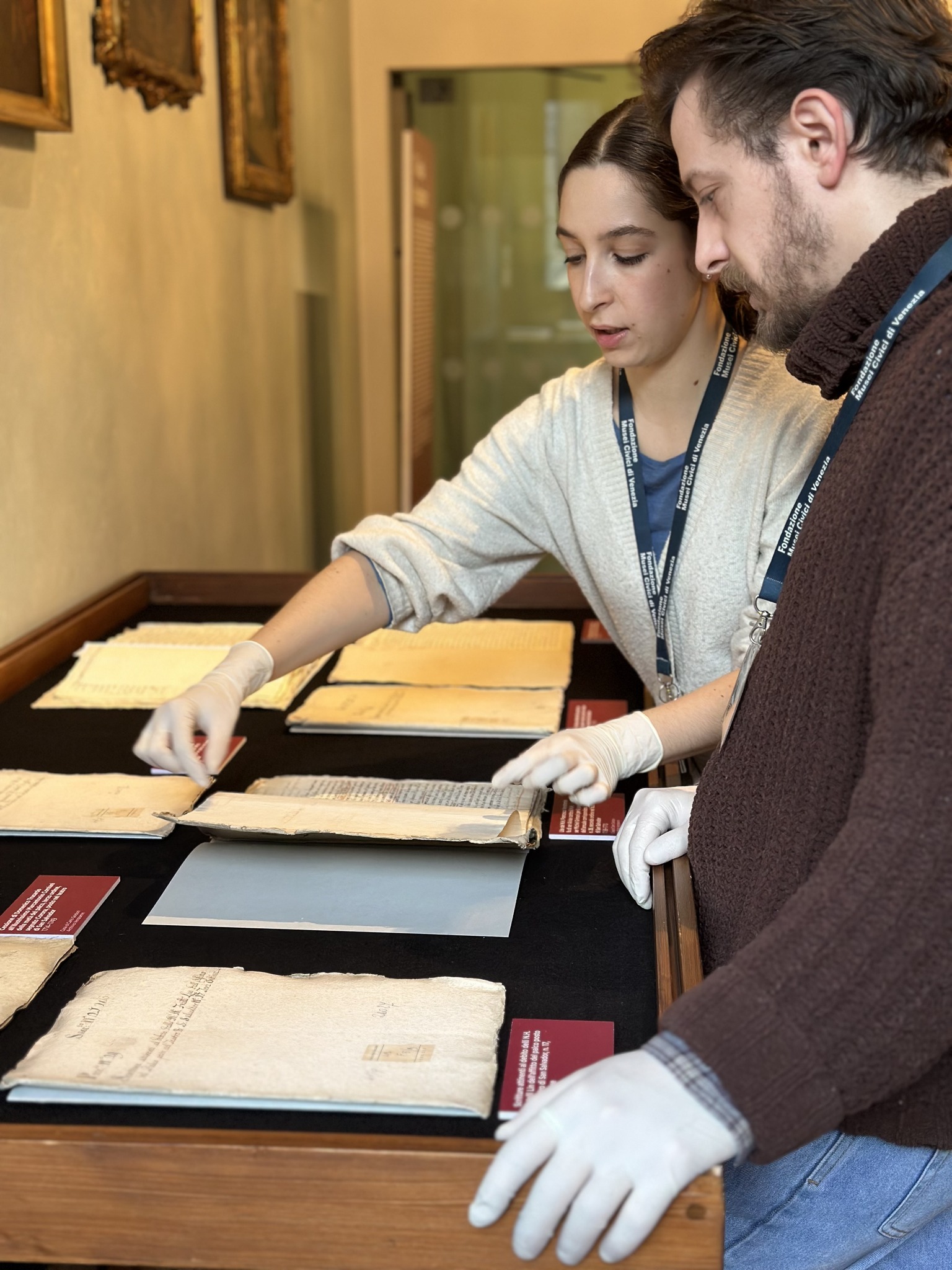 Due curatori studiano dei documenti antichi