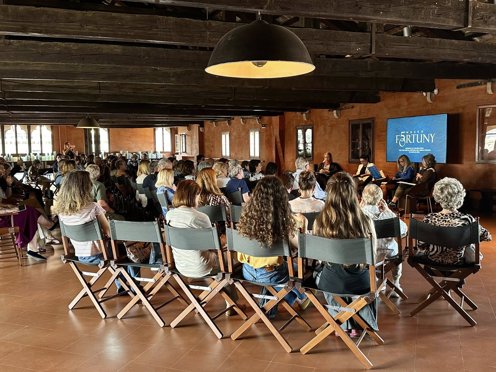 immagine di una conferenza con donne relatori