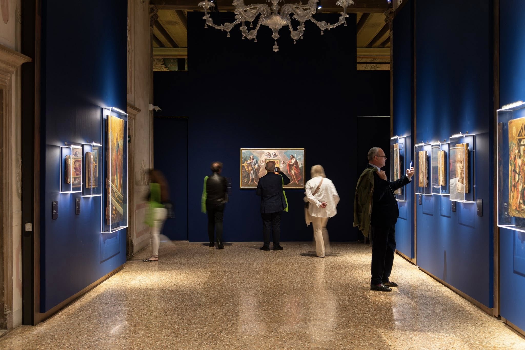 Veduta di una mostra a Palazzo Ducale con persone