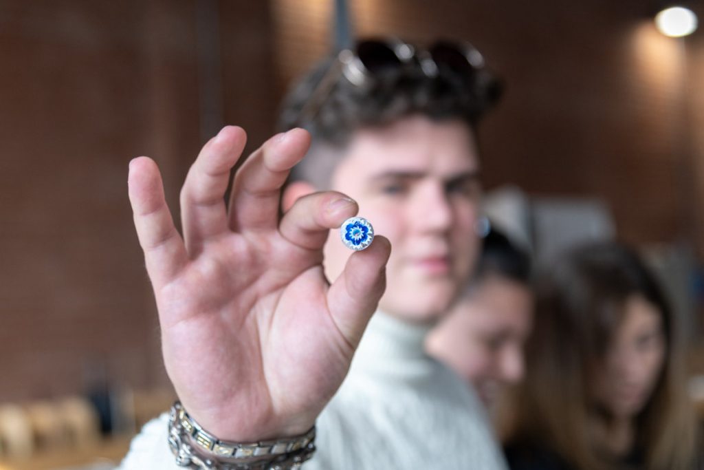 ragazzo che tiene una murrina