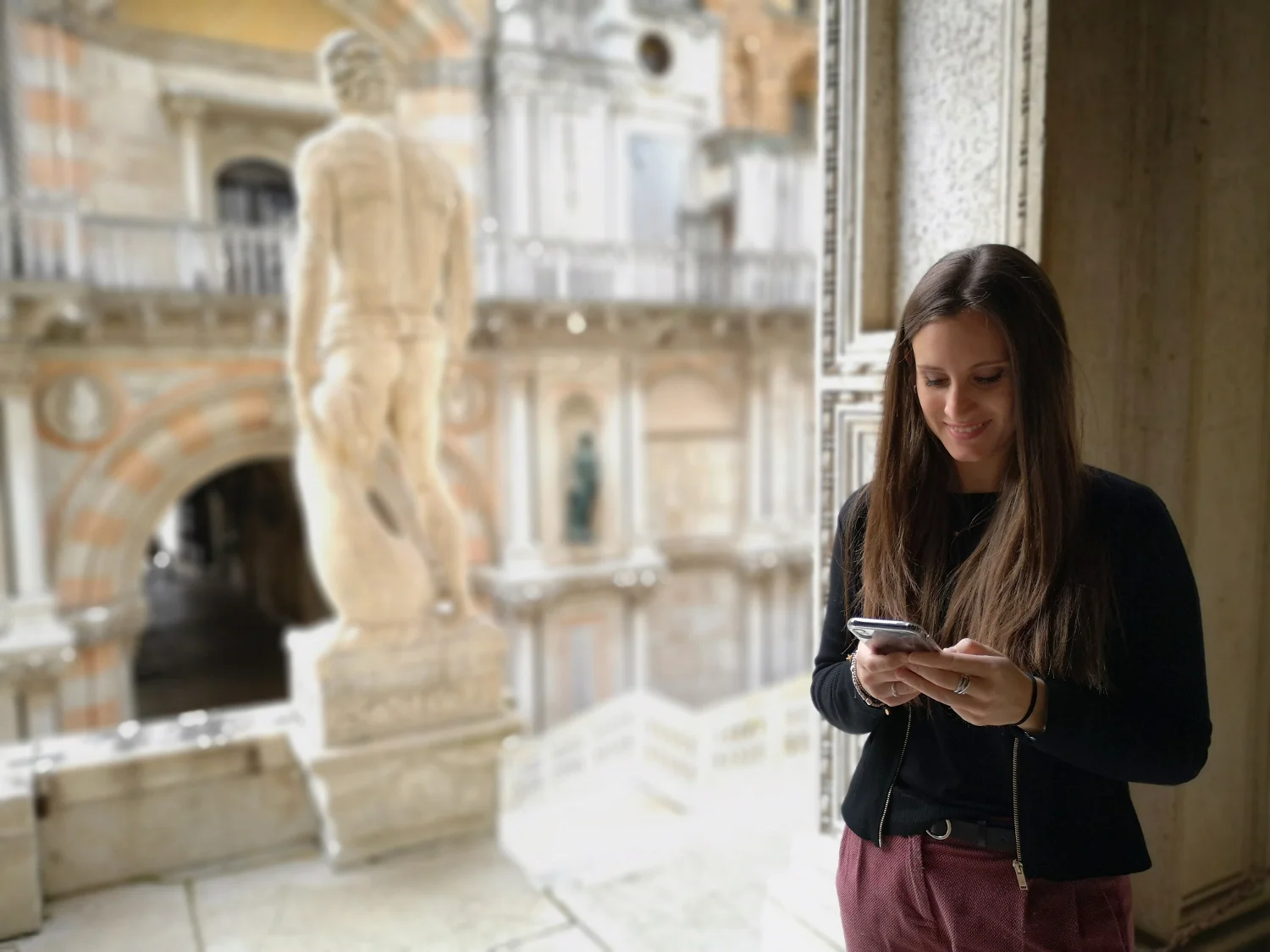 una ragazza che guarda lo smart phone