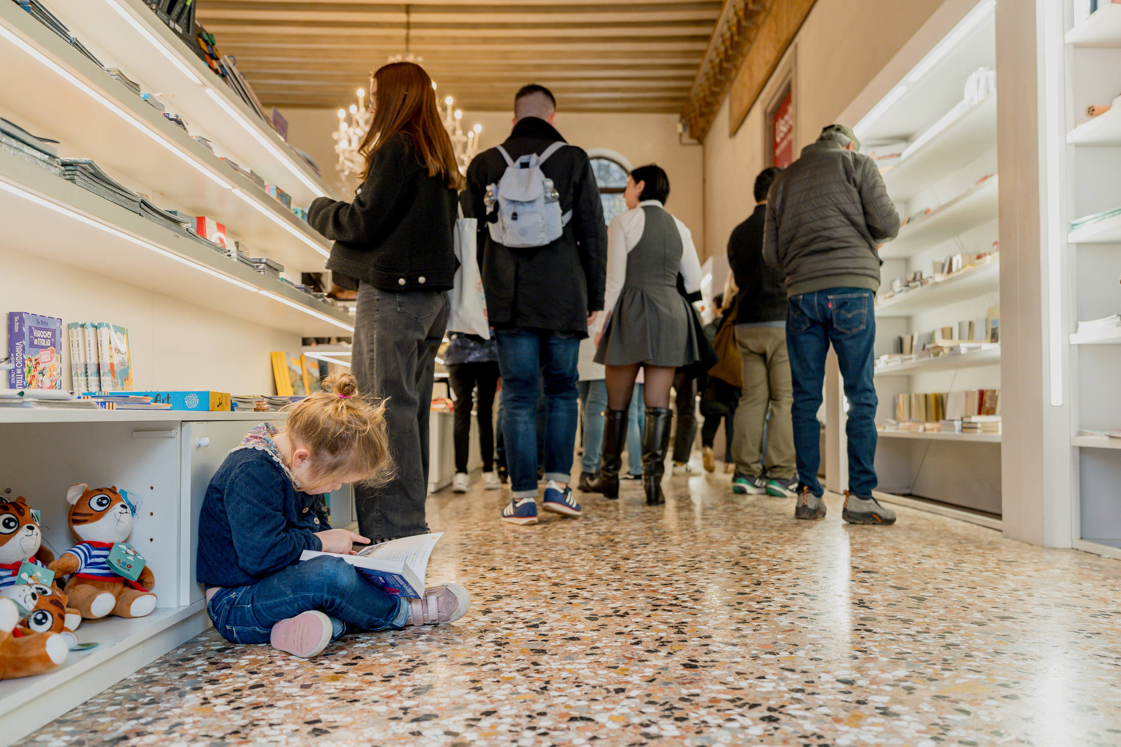 Persone nel museum store di palazzo ducale
