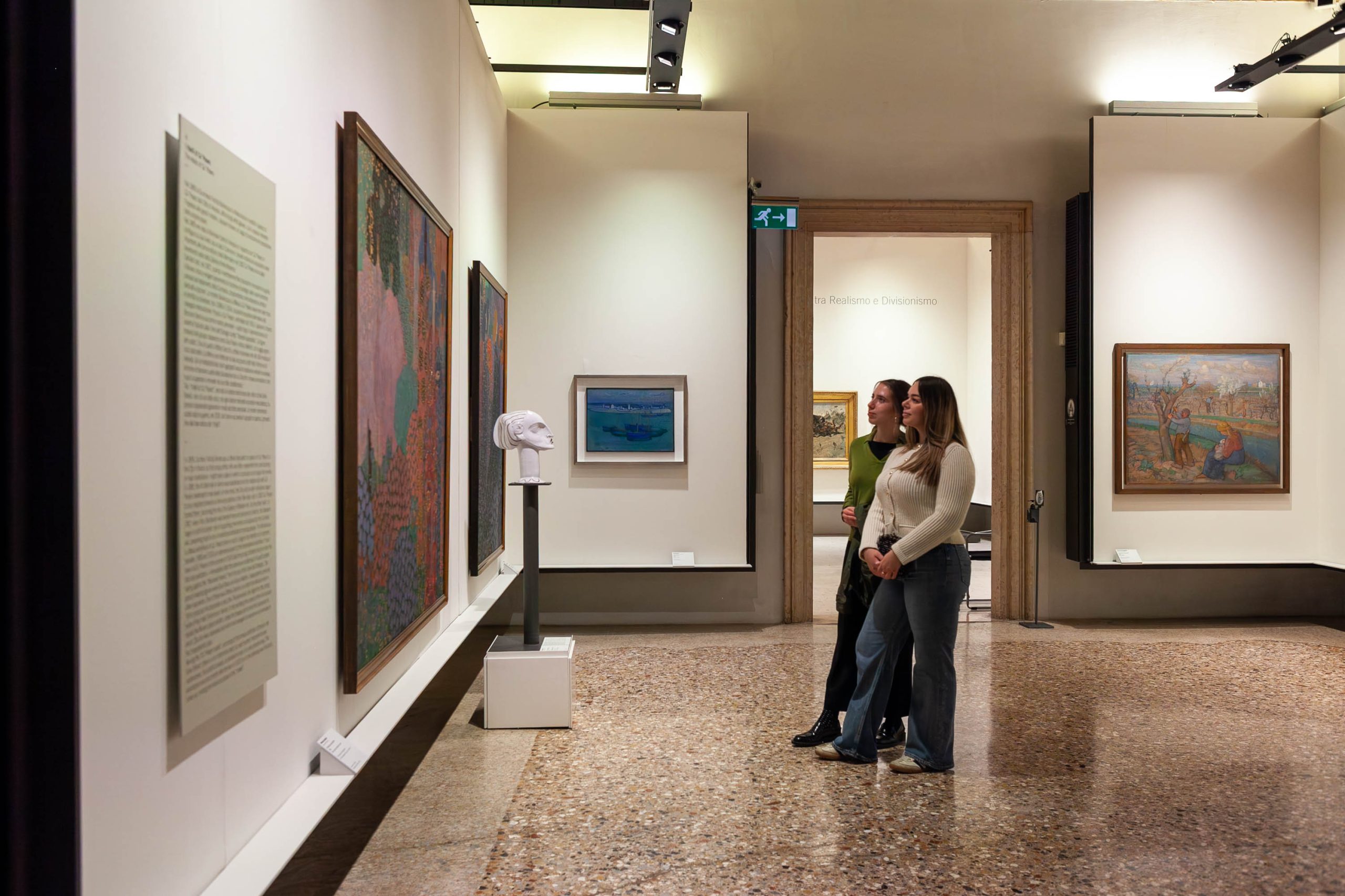 Due giovani nelle sale di Ca' Pesaro