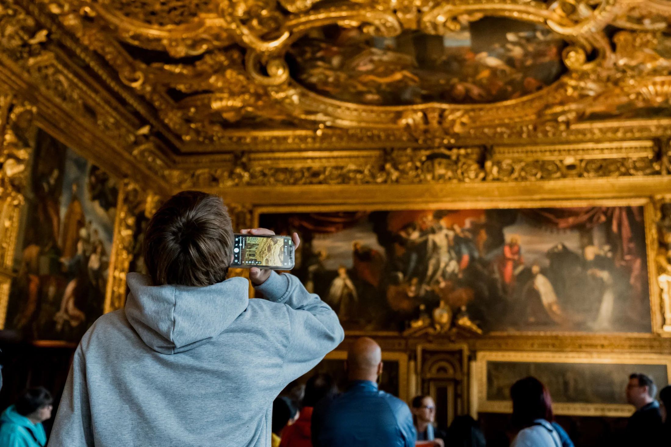 Un ragazzo che ascolta l'audioguida