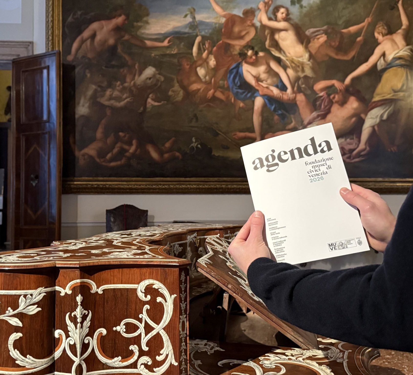 Persona che tiene in mano l'agenda 2026