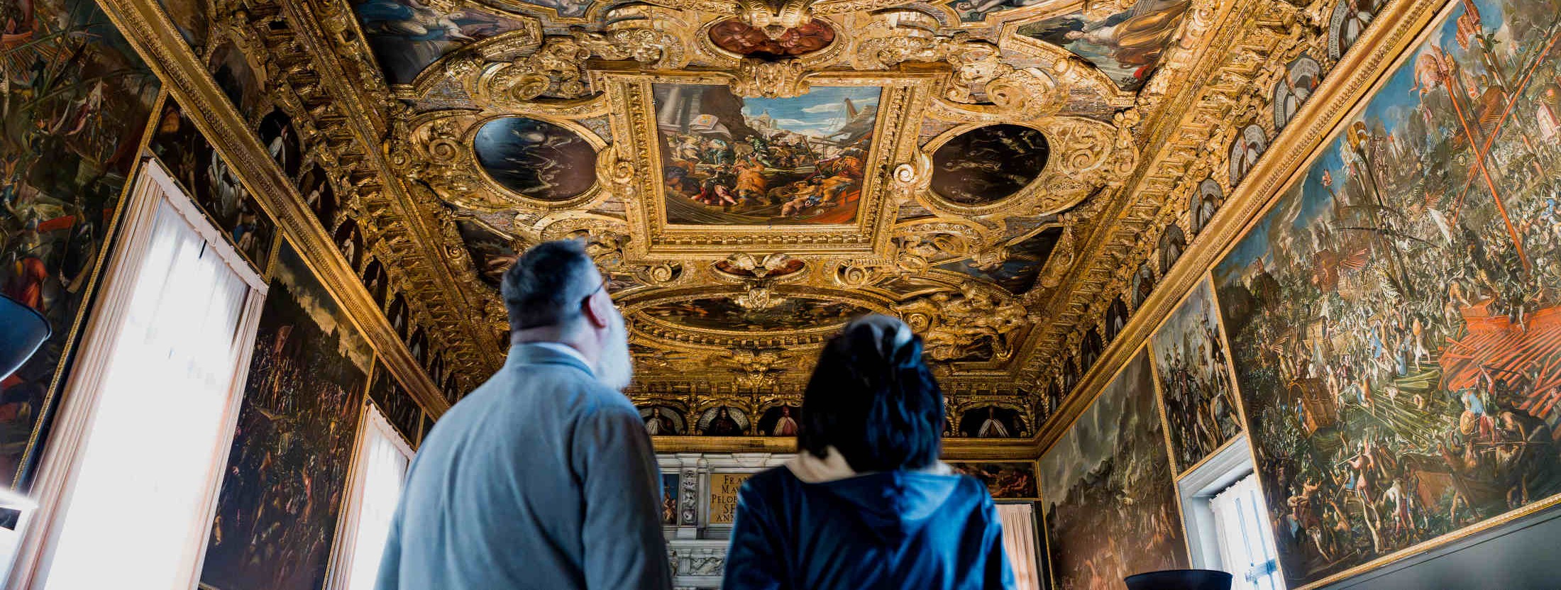 Veduta di Palazzo Ducale con persone