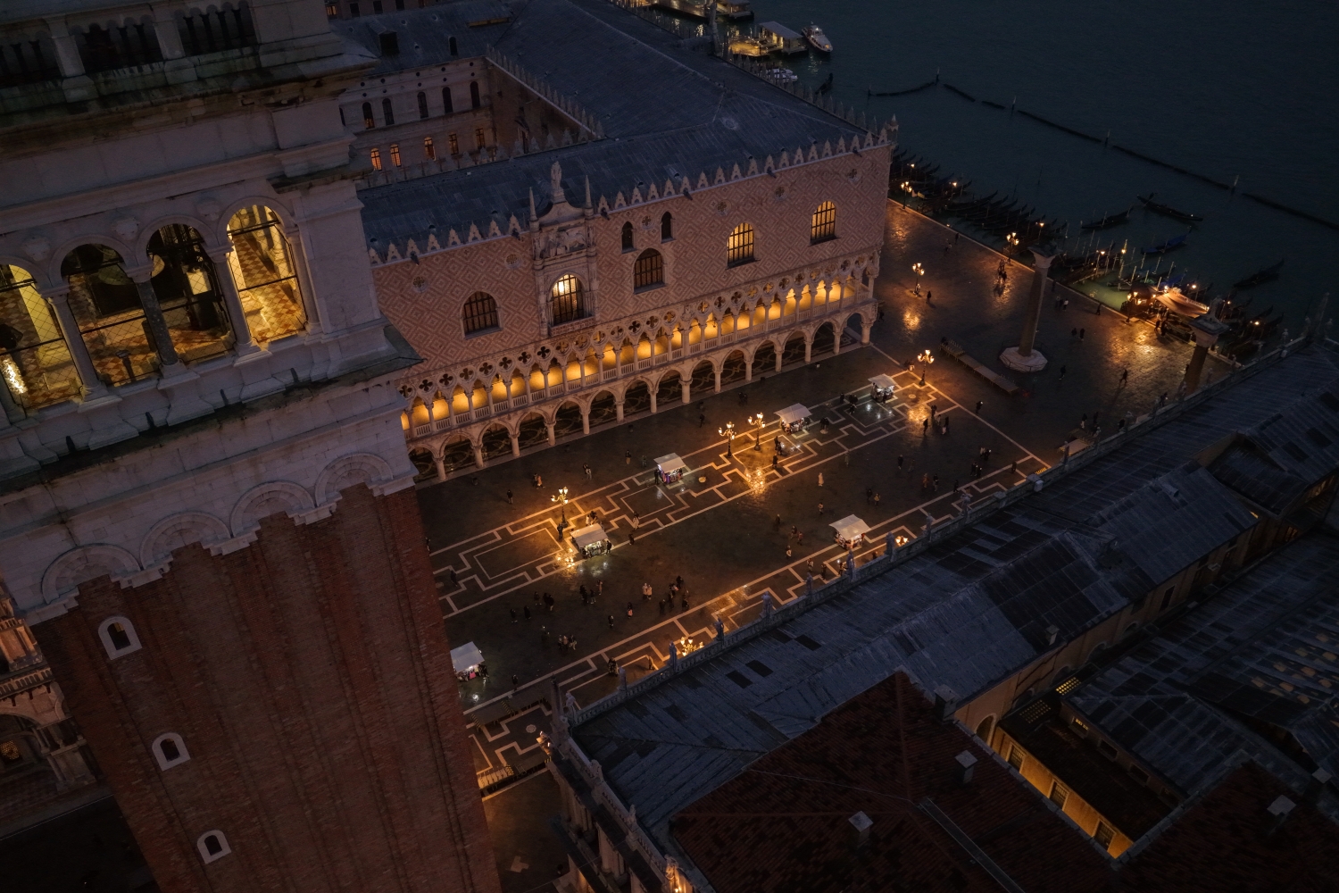 Piazza San marco dall'Alto di notte