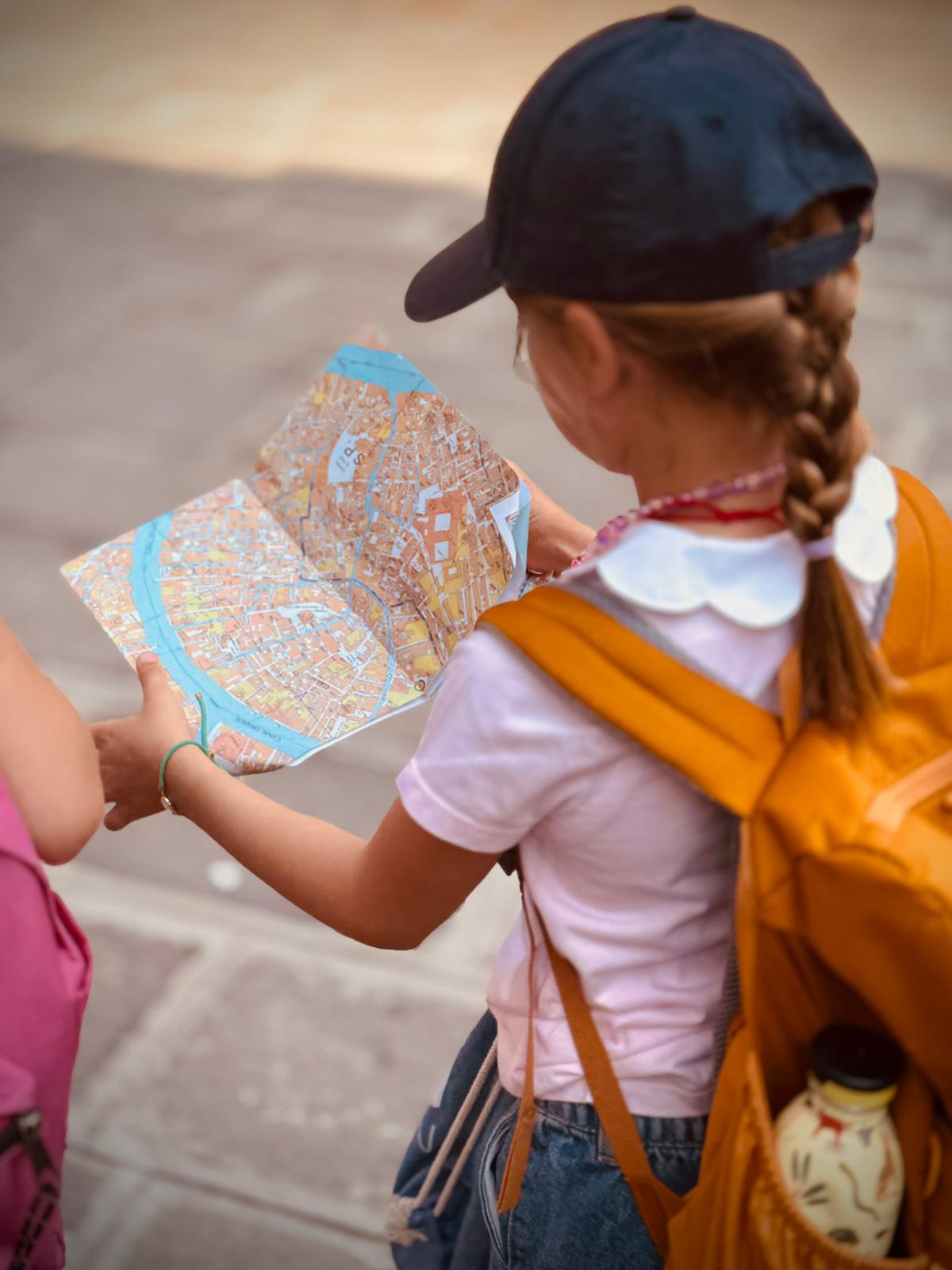 Attività educative – bambina con mappa